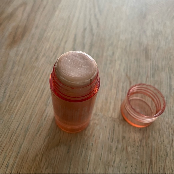 Quo Beauty Gloss Over Skin Stick - Picture 3 of 3